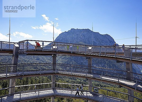 Aussichtsturm am Baumwipfelpfad Salzkammergut am Grünberg mit Berg Traunstein  Gmunden  Salzkammergut  Oberösterreich  Österreich  Europa