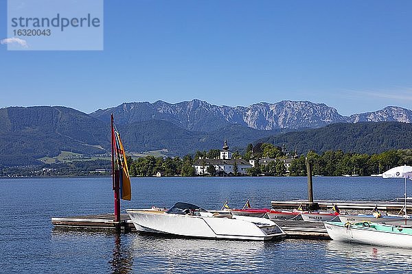 Elektroboote mit Schloss Ort  Gmunden  Traunsee  Salzkammergut  Oberösterreich  Österreich  Europa