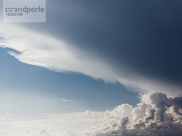 Wolkenformationen am sonnigen blauen Himmel