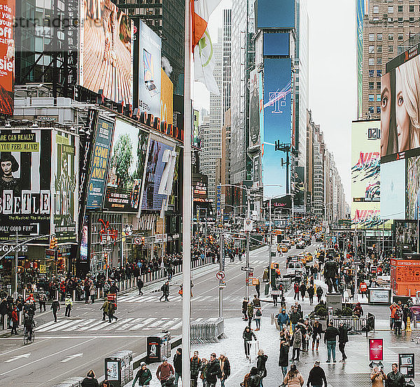 Werbeanzeigen am belebten Times Square  New York City  New York  USA