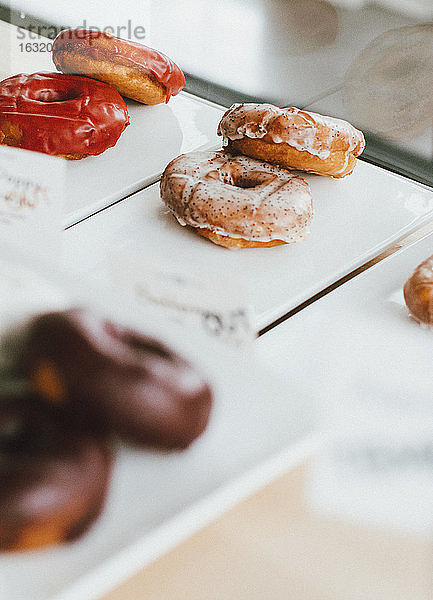 Close up Donuts auf dem Display in der Bäckerei