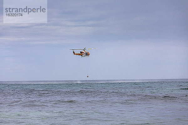 Rettungshubschrauber-Training über dem sonnigen Meer  Adelaide  Australien
