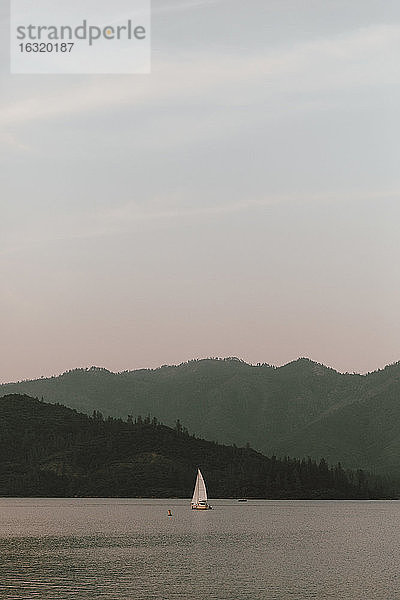 Segelboot auf dem ruhigen Whiskeytown Lake  Redding  Kalifornien  USA