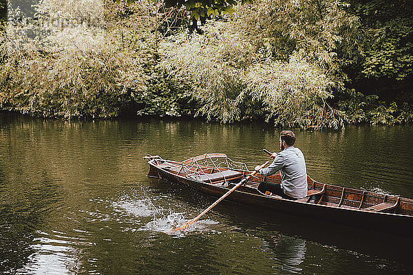 Mann rudert Kanu auf dem ruhigen Fluss Avon  Bath  Somerset  UK