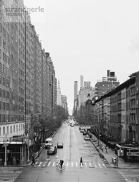 Städtische Gebäude und Stadtstraße  New York City  New York  USA