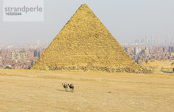 Gizeh-Pyramide und Stadtbild an einem sonnigen Tag  Kairo  Ägypten