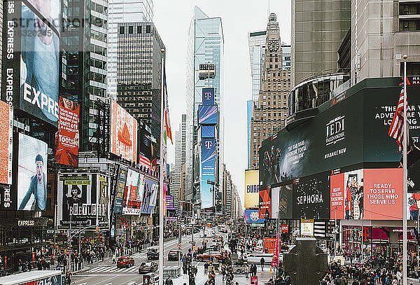 Werbeanzeigen am belebten Times Square  New York City  New York  USA