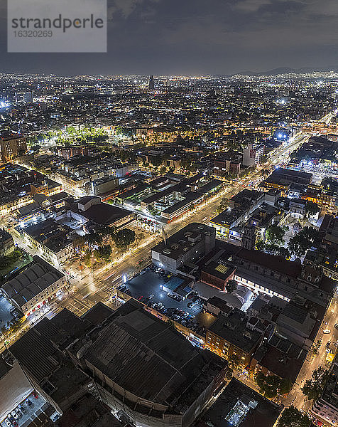 Beleuchtete Luftaufnahme Mexiko-Stadt bei Nacht  Mexiko