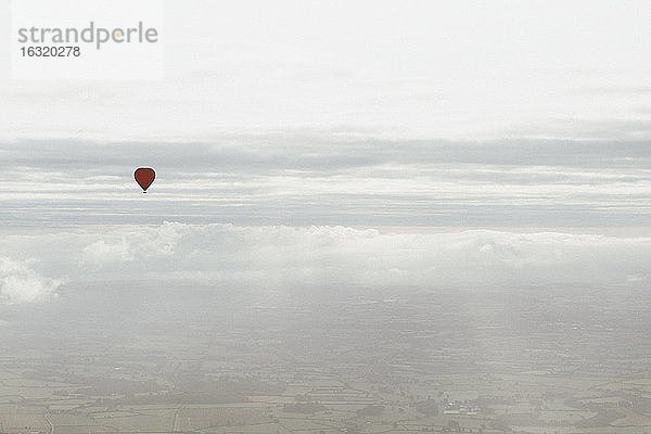 Roter Heißluftballon am sonnigen bewölkten Himmel über Bath  Somerset  UK