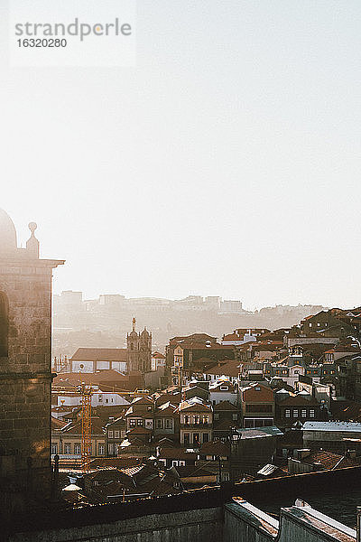 Gebäude im sonnigen Stadtbild  Porto  Portugal