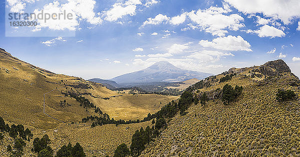 Sonnige Landschaftsansicht  Vulkan Popocatepetl  Mexiko