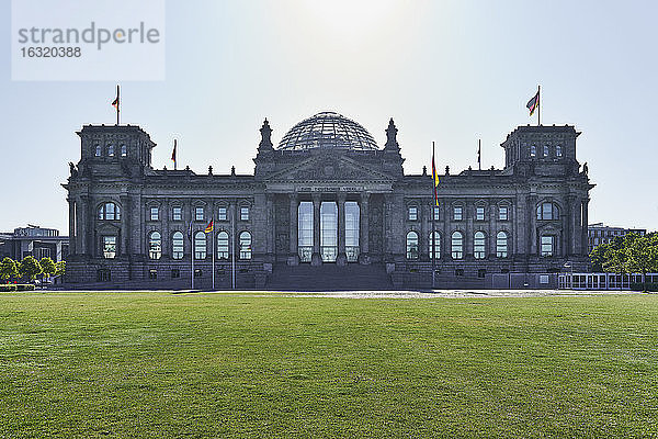 Reichstagsgebäude und deutsche Flaggen  Berlin  Deutschland