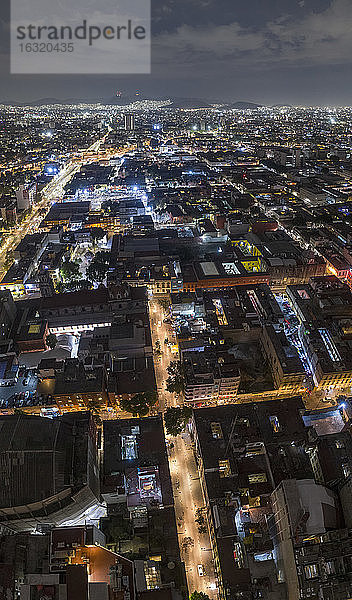 Luftaufnahme Mexiko-Stadt bei Nacht beleuchtet  Mexiko