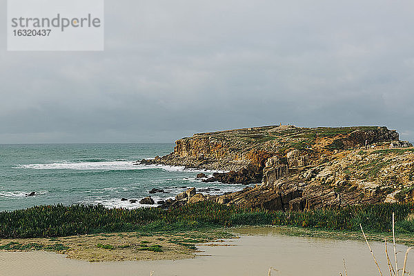 Panoramablick auf Kalksteinhalbinsel und Meer  Peniche  Portugal