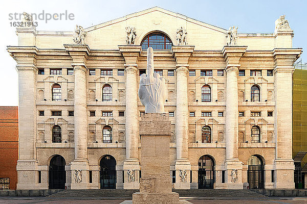 Italien  Mailand  Blick auf den Aktienmarkt mit moderner Skulptur im Vordergrund