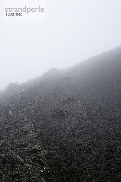 USA  Hawaii  Maui  Haleakala  Nebel im Vulkankrater