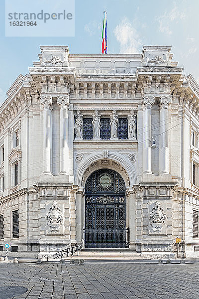 Italien  Mailand  Blick auf das Bankgebäude an der Piazza Tommaso Edison