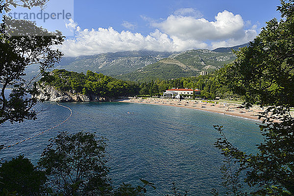 Montenegro  Bucht und Strand im historischen Königspalast und Luxushotel von Milocer