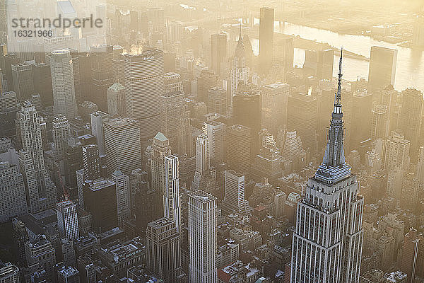 USA  New York State  New York City  Stadtbild mit Empire State Building am Morgen