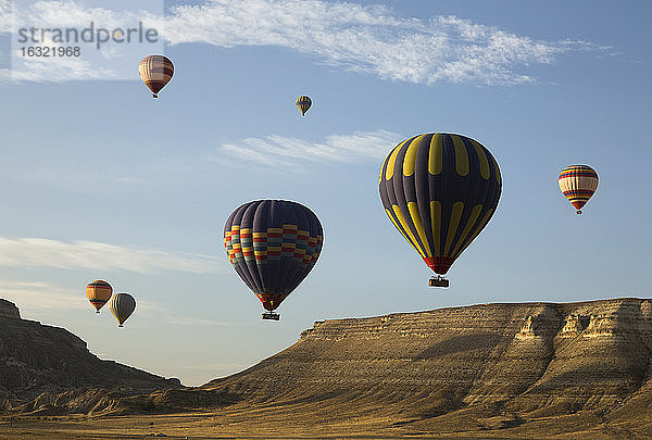 Türkei  Anatolien  Kappadokien  Heißluftballons bei Goereme bei Sonnenaufgang