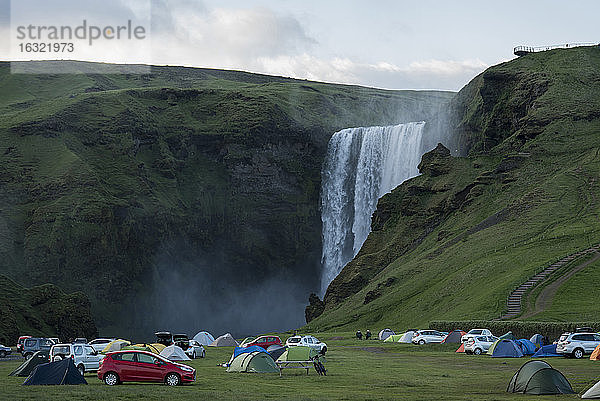 Island  Zeltlager am Wasserfall Skogafoss