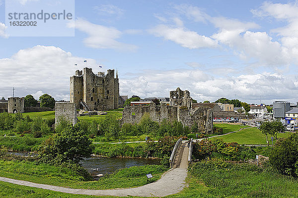 Irland  Grafschaft Meath  Blick auf die Burg Trim