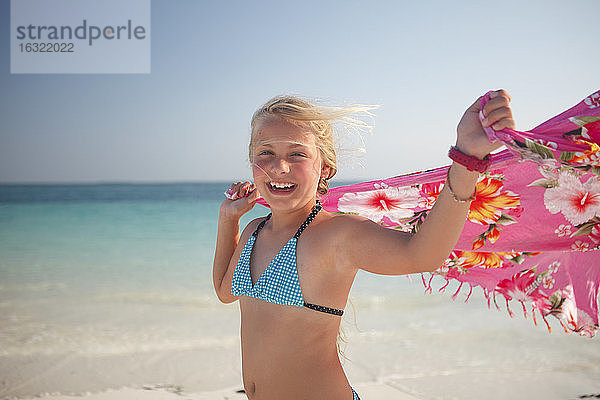 Tansania  Insel Sansibar  Porträt eines Mädchens mit Tuch an der Strandpromenade
