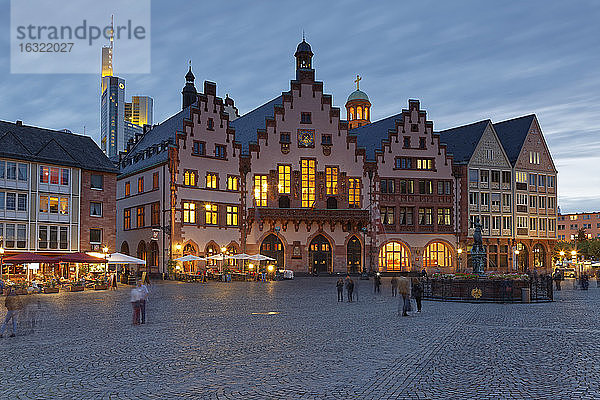 Deutschland  Hessen  Frankfurt  Romerberg mit Gerechtigkeitsbrunnen bei Nacht