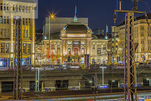 Deutschland  Hamburg  beleuchtetes Schauspielhaus bei Nacht