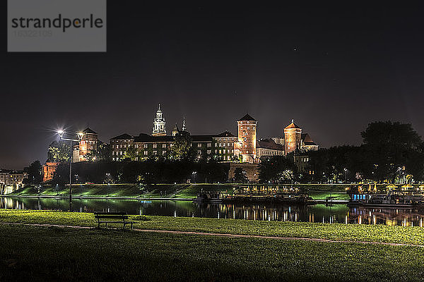 Polen  Krakau  Wawel-Schlosskomplex an der Weichsel bei Nacht