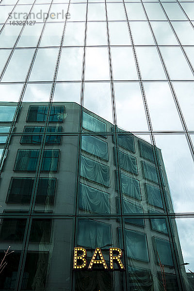Schweiz  Zürich  Glasfassade des Prime Tower mit Barschild