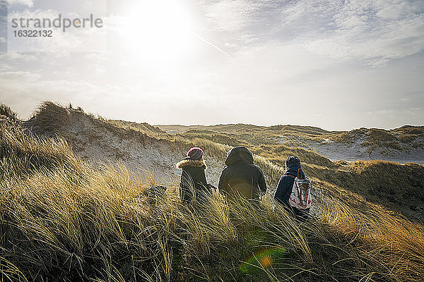Dänemark  Henne Strand  Menschen wandern in Dünenlandschaft