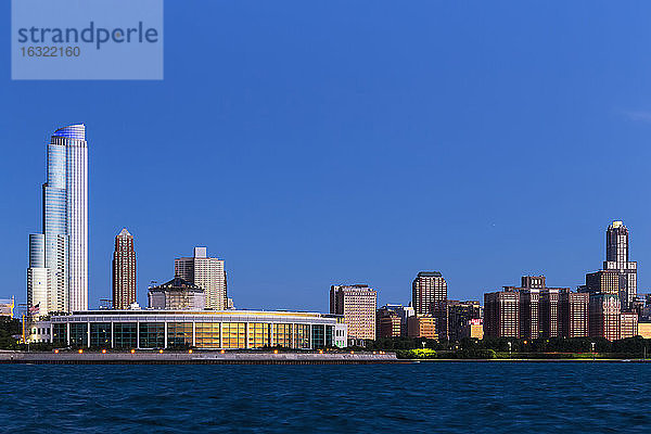 USA  Illinois  Chicago  Skyline  Shedd Aquarium und Michigansee im Abendlicht