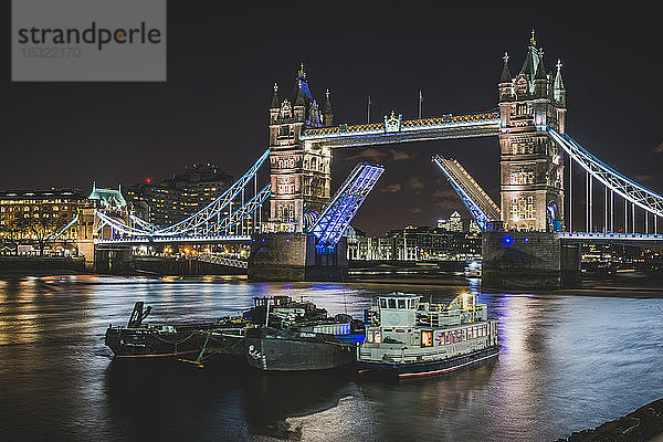 Vereinigtes Königreich  England  London  Tower Bridge bei Nacht