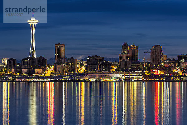USA  Bundesstaat Washington  Puget Sound und Skyline von Seattle mit Space Needle zur blauen Stunde