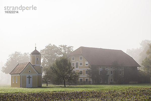 Deutschland  Altbayern  Blick auf Haus und Kapelle