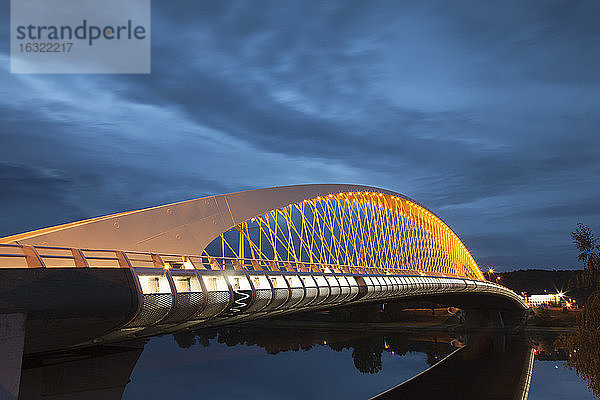 Tschechische Republik  Prag  Blick auf die beleuchtete Troja-Brücke zur Blauen Stunde