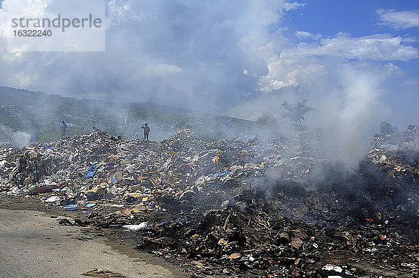 Haiti  Port-au-Prince  Menschen suchen auf informellen Müllhalden nach brauchbaren Dingen