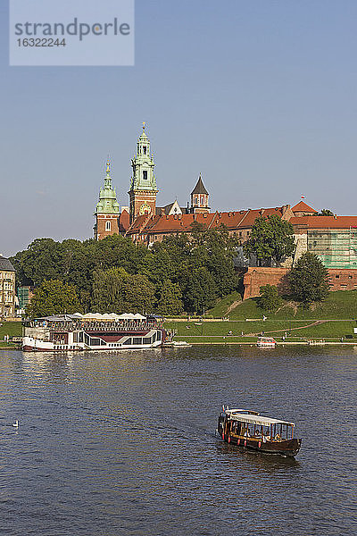 Polen  Krakau  Blick auf die Wawel-Kathedrale und das Schloss mit der Weichsel im Vordergrund