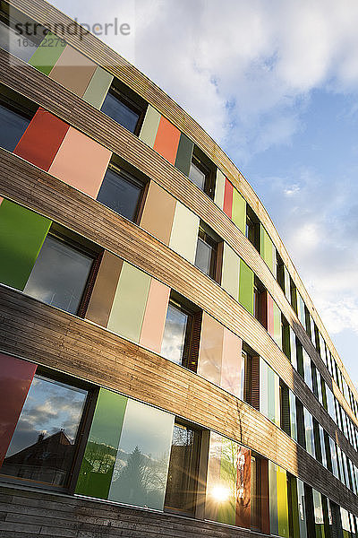 Deutschland  Dessau  Fassade des Bundesumweltamtes im Sonnenlicht
