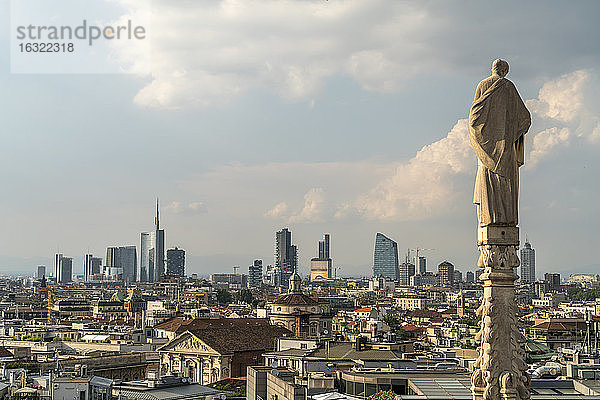 Italien  Mailand  Statue auf Mailänder Dom und Stadtbild