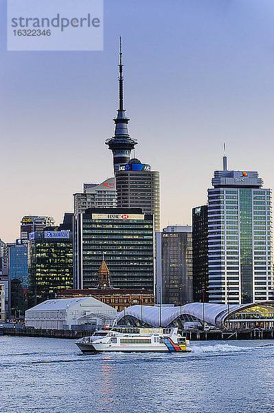 Skyline von Auckland in der Abenddämmerung  Neuseeland