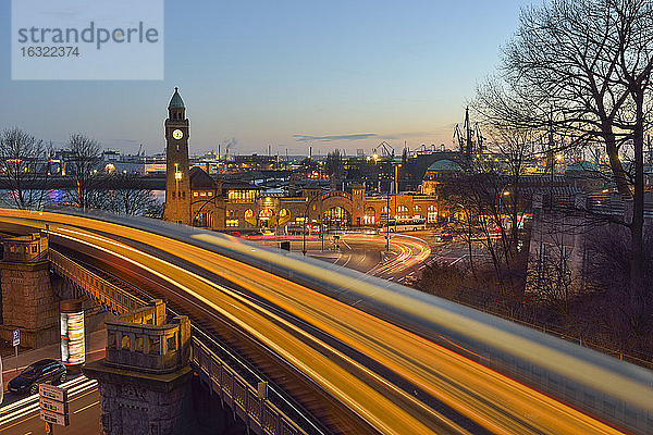 Deutschland  Hamburg  Uhrturm an den Landungsbrücken und Lichtspuren einer U-Bahn bei Sonnenuntergang