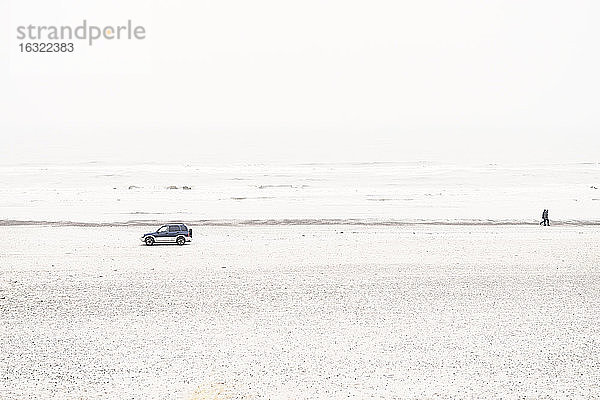 Dänemark  Henne Strand  Auto und spazierendes Paar am Strand
