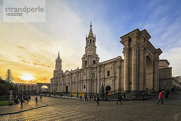 Peru  Arequipa  Plaza de Armas  Kathedrale bei Sonnenuntergang