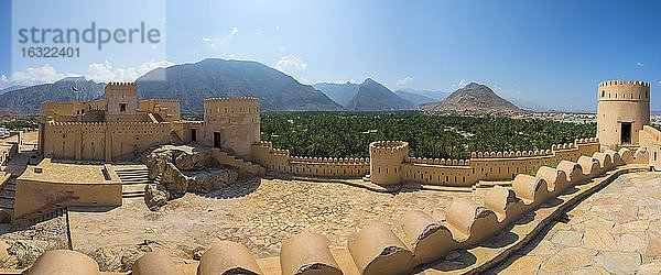 Oman  Al Batinah Region  Al Hajar Gebirge  Nakhal  Panoramablick  Fort Nakhal  Oase Nakhal und Jebel Nakhl Massiv