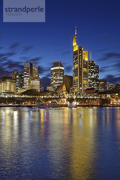 Deutschland  Hessen  Frankfurt  Skyline des Finanzviertels mit Ignatz-Bubis-Brücke