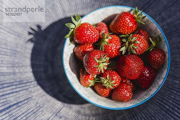 Schale mit Erdbeeren
