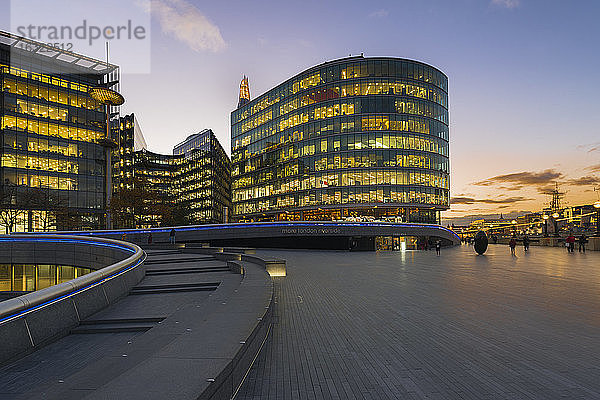Großbritannien  London  moderne Bürogebäude bei Sonnenuntergang