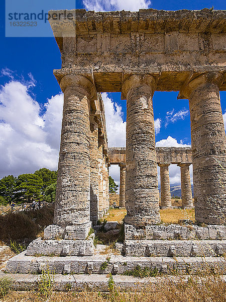 Italien  Sizilien  Calatafimi  Säulen des dorischen Tempels von Segesta